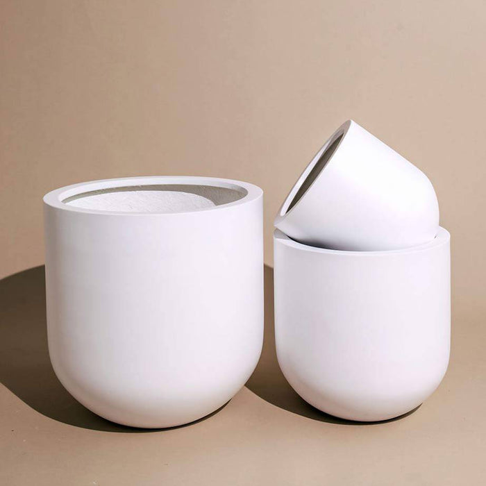 Set of three garden pots in white